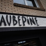 ENSEIGNE-AUBEPINE-EN-LETTRES-ALU-DIBOND-SUR-PANNEAU-PLAT-1
