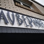 ENSEIGNE-AUBEPINE-EN-LETTRES-ALU-DIBOND-SUR-PANNEAU-PLAT-2