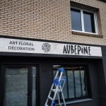 ENSEIGNE-AUBEPINE-EN-LETTRES-ALU-DIBOND-SUR-PANNEAU-PLAT-3