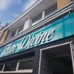 ENSEIGNE-L-HAIR-DIVINE-AVEC-CASQUETTE-LMX-2