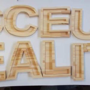 lettres découpées en bois